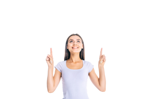 portrait d'une jeune femme souriante pointant du doigt isolé sur blanc
 - Photo, image