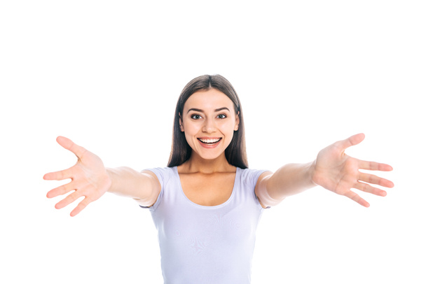 Porträt einer glücklichen jungen Frau mit ausgestreckten Armen auf weißem Grund - Foto, Bild