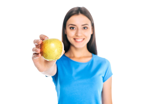 portrait d'une femme souriante tenant une pomme fraîche isolée sur du blanc
 - Photo, image