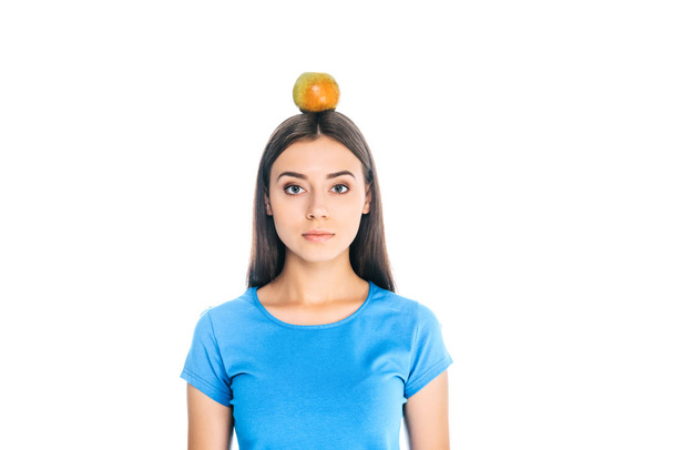 πορτρέτο της νεαρής γυναίκας με φρέσκο μήλο στο κεφάλι που απομονώνονται σε λευκό - Φωτογραφία, εικόνα