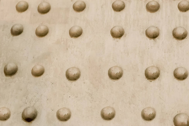 abstrait fond métal industriel base beige surface rivets rangée surface inégale
 - Photo, image
