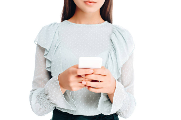 částečný pohled ženy pomocí smartphone izolované na bílém - Fotografie, Obrázek
