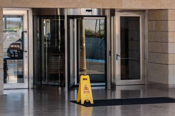 Εικόνα του υγρό πάτωμα προειδοποιητικό σήμα στην είσοδο - Φωτογραφία, εικόνα