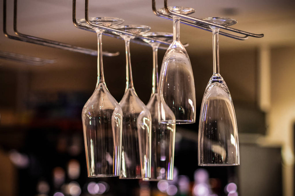 Picture of champagne glass on the rack in the restaurant - Foto, Imagen