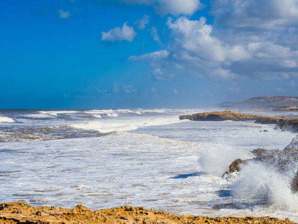 Surf tempestoso sulla spiaggia di Bhaibah vicino Essaouira, Marocco
 - Foto, immagini