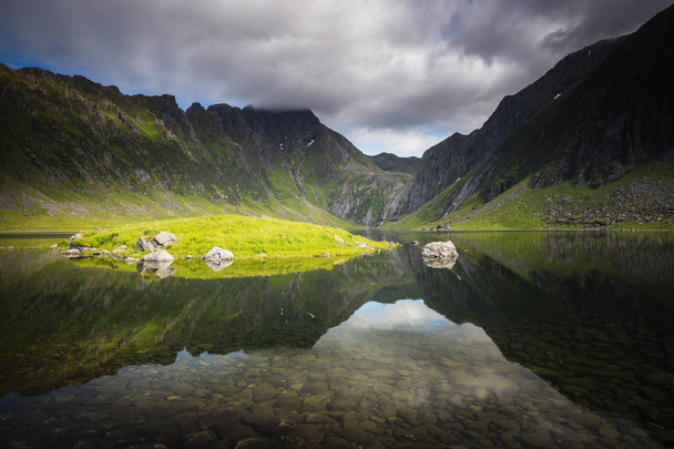 Площа Nedre Heimredalsvatnet біля Eggum - дивовижний кристал озеро оточена високими горами. Літні канікули в прибуття островів в Північній Норвегії. - Фото, зображення