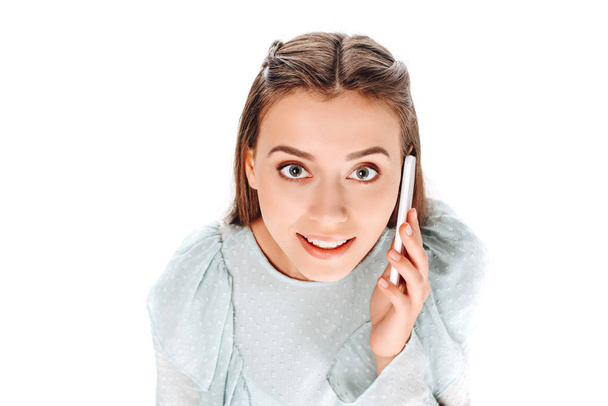 beszélő smartphone elszigetelt fehér fiatal nő magas, szög, kilátás - Fotó, kép
