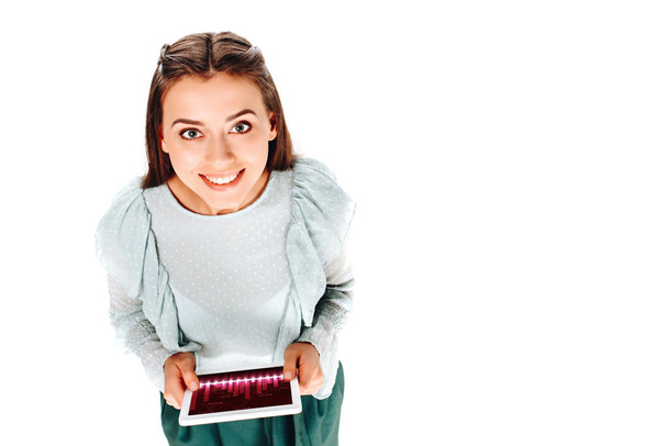 korkea kulma näkymä hymyilevä nuori nainen tabletti eristetty valkoinen
 - Valokuva, kuva
