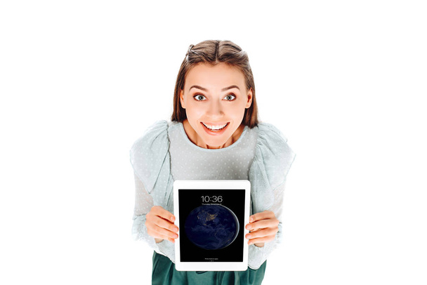 висока кут зору веселий жінка з планшетного ПК на екрані ізольовані на білому - Фото, зображення