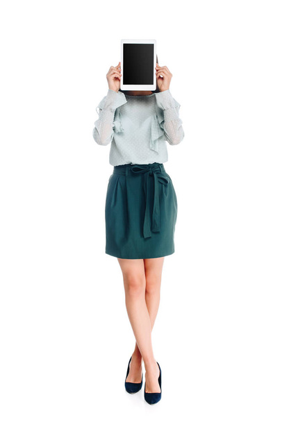 κρυμμένη άποψη της γυναίκας με tablet με κενή οθόνη που απομονώνονται σε λευκό - Φωτογραφία, εικόνα