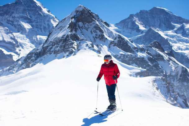 Az ember, síelés Alpok. Sí és hó a Téli pihenés szórakoztató. Backcountry síelés. Havas csúcsai és hegyi tájon. Extrém szabadtéri sportok. Túrázás-a téli időszakban. Alpesi Síutak. - Fotó, kép