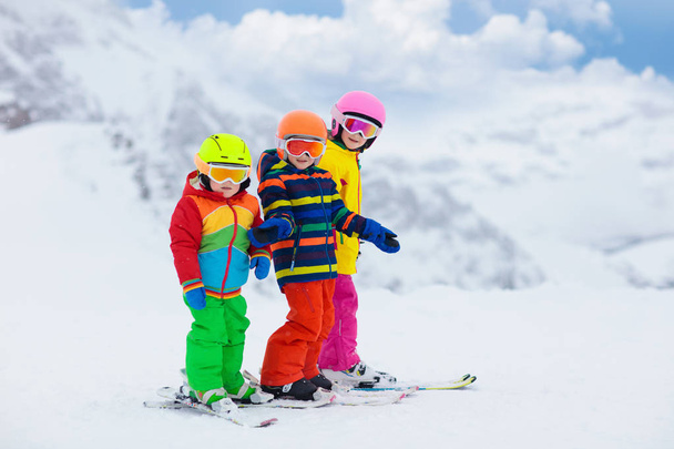 Дитина, катання на лижах в горах. Обманюйте Лижна школа. Зимовий спорт для дітей. Сім'ї різдвяні канікули в Альпах. Діти вчаться гірських лижах. Альпійські лижні урок для хлопчика і дівчинки. Відкритий сніг весело. - Фото, зображення