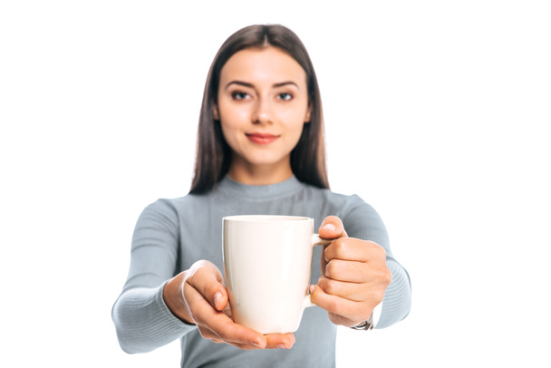 πορτρέτο της νεαρής γυναίκας με φλιτζάνι καφέ που απομονώνονται σε λευκό - Φωτογραφία, εικόνα