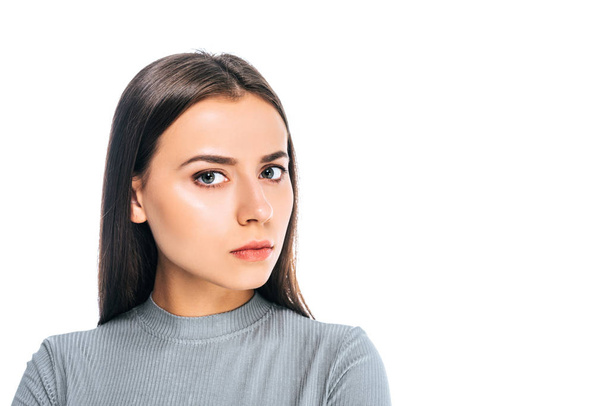 Portret van vertrouwen jonge vrouw kijken camera geïsoleerd op wit - Foto, afbeelding