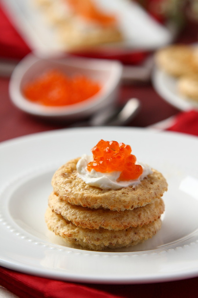 Biscuits au son d'avoine au caviar rouge et fromage à la crème
 - Photo, image