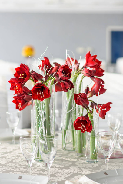 Arranjo floral com lírios vermelhos luz por trás macio
 - Foto, Imagem