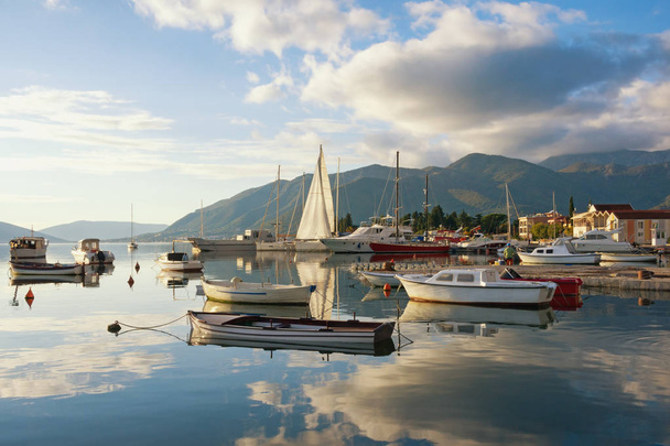 美しい地中海風景水の漁船など。モンテネグロ、コトル湾、アドリア海ティヴァト - 写真・画像