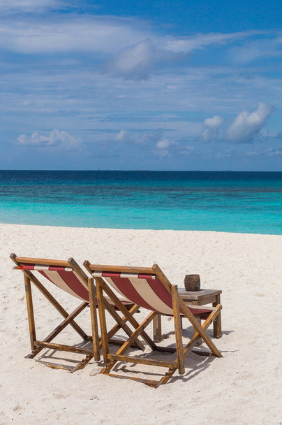 Ξαπλώστρες στην παραλία Μαλδίβες νησί ατόλλη. - Φωτογραφία, εικόνα