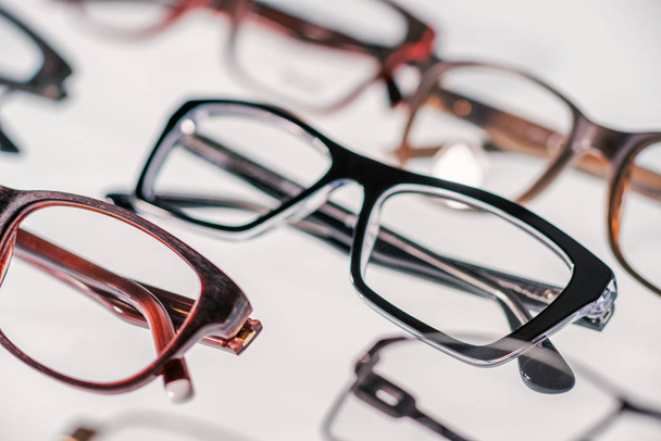 Moderní módní sluneční brýle izolované na bílém pozadí Glasse - Fotografie, Obrázek