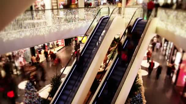 Pessoas em escada rolante no shopping center
 - Filmagem, Vídeo