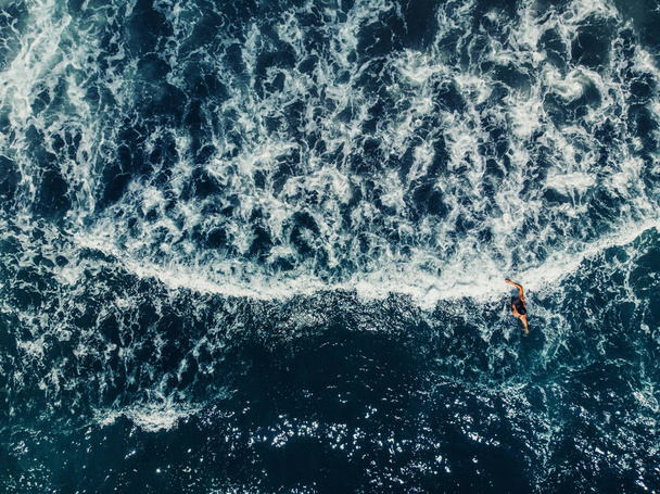 Αεροσκάφος εναέρια θέα κύματα ωκεανού μπλε φόντο νερό - Φωτογραφία, εικόνα