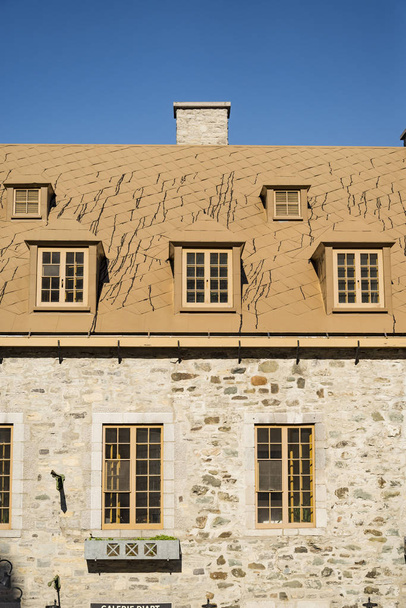 Fachada del antiguo edificio ornamentado de la sección del casco antiguo de Quebec City, Canadá
 - Foto, imagen