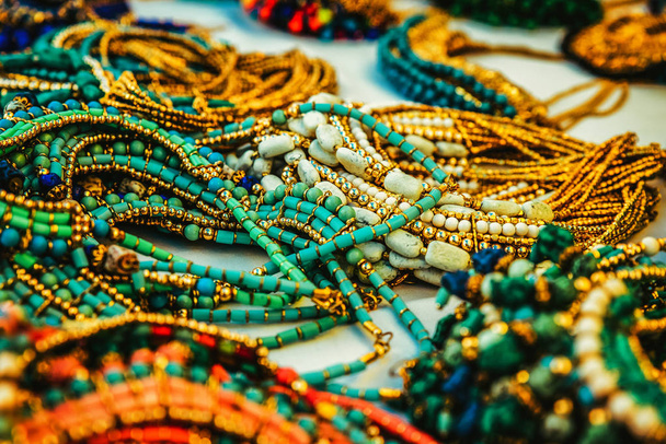 Coloridas joyas tradicionales vendidas en el mercado semanal
 - Foto, imagen