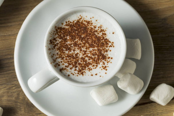 Babyccino de leite caseiro saudável com marshmallows e cacau
 - Foto, Imagem