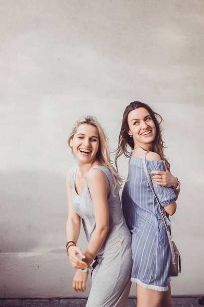 zwei junge Mädchen Schwestern posieren auf der Straße - Foto, Bild
