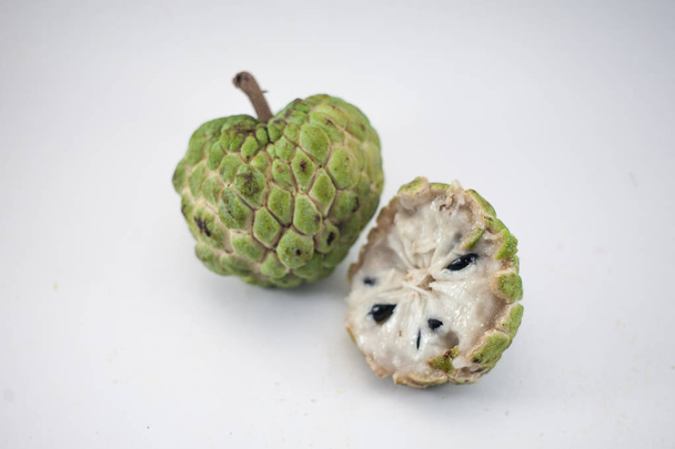 Manzana azucarera o manzana natillas con rebanada aislada sobre fondo blanco, annona tropical tailandesa exótica o fruta cherimoya
 - Foto, Imagen