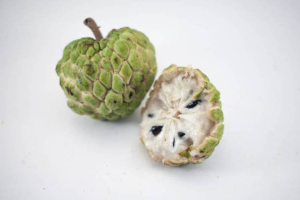 Сахарное яблоко или заварной крем яблоко с ломтиком на белом фоне, экзотические тропические тайские анноны или Cherimoya фрукты
 - Фото, изображение