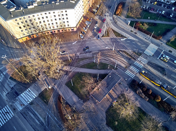 Warsaw, Polen - 27 November, 2018: Mooie panoramische luchtfoto drone uitzicht op het centrum van Warschau en rooms-katholieke parochie van St. James de apostel op Narutowicza Square, Ochota district - Foto, afbeelding