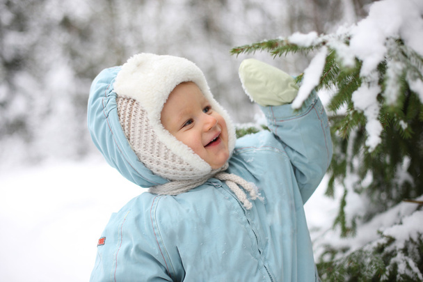 dítě s zasněženou větev - Fotografie, Obrázek