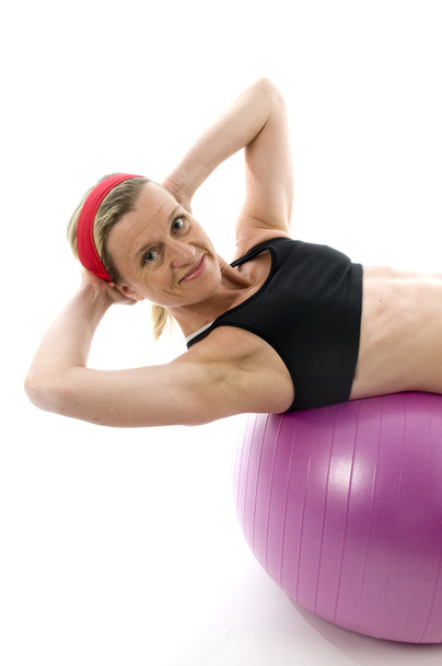 Сядьте прочность поза женщина среднего возраста фитнес-ядро мяч
 - Фото, изображение