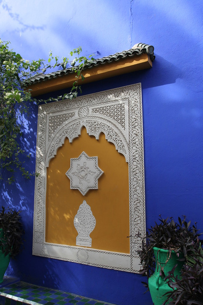 Fenster des islamischen Museums in Jardine Majorelle - Foto, Bild