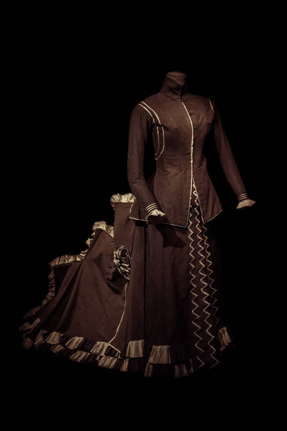 silueta de vestido victoriano miedo encarcelado en una mazmorra. Fantasma aislado sobre fondo negro
 - Foto, imagen