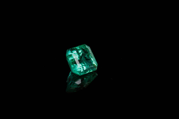 Macro mineral Esmeralda pedra preciosa facetado no fundo preto de perto
 - Foto, Imagem