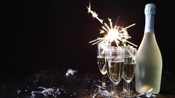 Изображение композиции партии. Стаканы с шампанским, положенные на черный стол - Кадры, видео