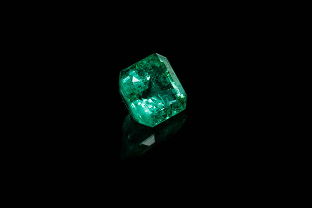 Makro mineraali Emerald jalokivi kasvot mustalla pohjalla lähikuva
 - Valokuva, kuva