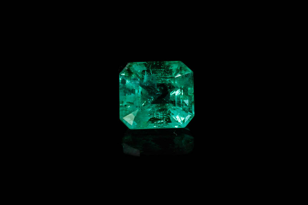 Makro mineraali Emerald jalokivi kasvot mustalla pohjalla lähikuva
 - Valokuva, kuva