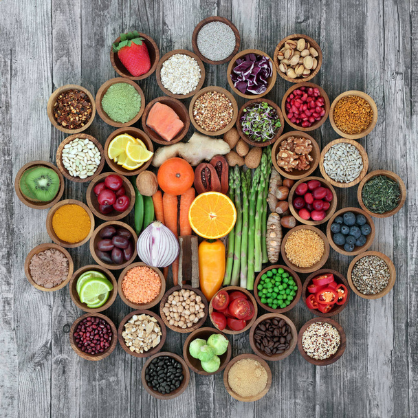 Terveellinen ruoka terveelliseen elämään käsite super elintarvikkeet runsaasti antioksidantteja, antosyaaneja, vitamiineja ja ravintokuitua. Yläkuva
. - Valokuva, kuva