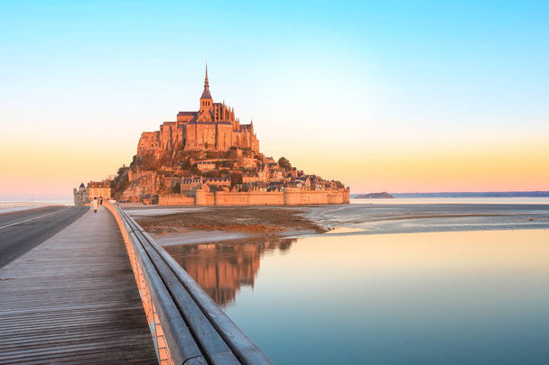 Luz de la mañana sobre el Mont Saint Michel y su reflejo en Normandía - Francia
 - Foto, imagen