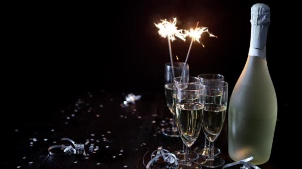 Obraz składu partii. Szklanki wypełnione szampanem umieszczone na czarnym stole - Materiał filmowy, wideo