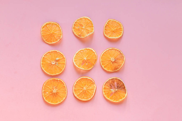 Сушені кольорові апельсинові скибочки
  - Фото, зображення