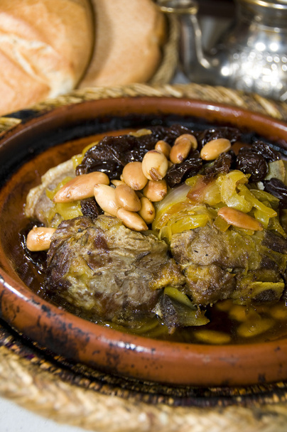 comida marroquí tagine cordero con pasas almendras cebollas
 - Foto, imagen