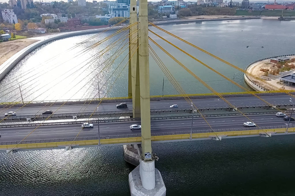 Nehrin üzerinde güzel bir köprü. Kablolardaki köprü yoldur.. - Fotoğraf, Görsel