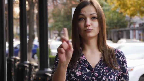 Jonge vrouw zeg "nee" door hoofd schudden en kwispelen haar vinger, verwerpen gebaar, niet eens teken. Emotionele gezicht expressie. Close-up - Video