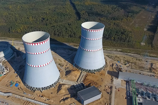 Εναέρια επιθεώρηση πυρηνικού σταθμού υπό κατασκευή. Εγκατάσταση και κατασκευή σταθμού ηλεκτροπαραγωγής. Πυρηνική ενέργεια. - Φωτογραφία, εικόνα