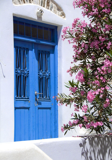 Ελληνικό νησί αρχαίου κτηρίου πόρτα με λουλούδια - Φωτογραφία, εικόνα