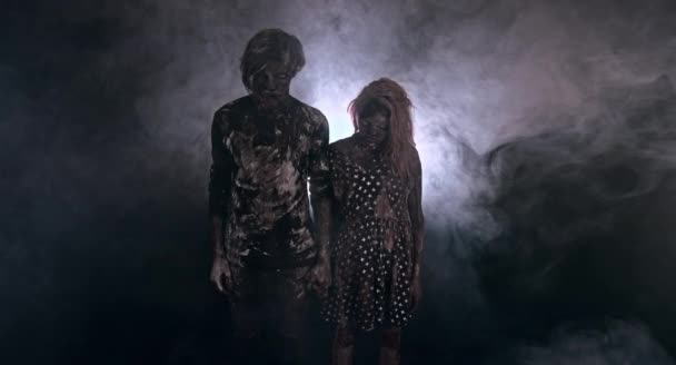 zombi çift birlikte puslu koyu arka planı poz portresi - Video, Çekim